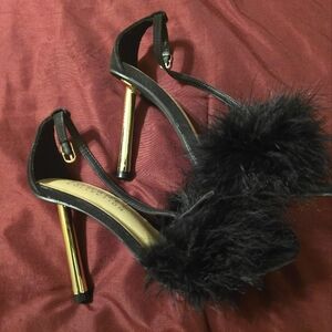 Journee Collection Black and Gold Feather Heels Sz 8